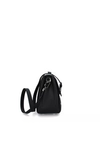Borsa in pelle nera con una forma triangolare strutturata, dotata di una tracolla corta e dettagli in metallo argentato. Texture liscia.
