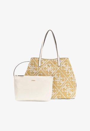 Grand sac fourre-tout beige et blanc à motifs avec deux poignées et une petite pochette blanche zippée unie devant, tous deux de la marque Guess.