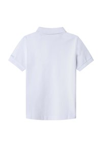 Hvit polo skjorte med klassisk krage, korte ermer og et enkelt design med subtil merkevare på venstre erme.