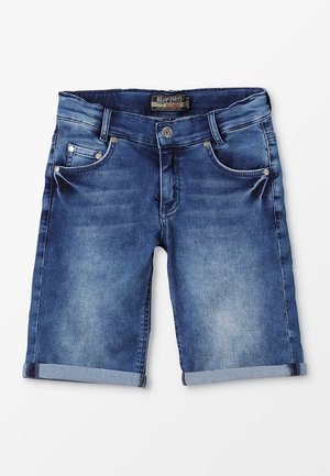 Denimshorts i mørkeblå med en let falmet finish. Har opsmøgede kanter, fem lommer og frontlukning med knapper og dekorative nitter.