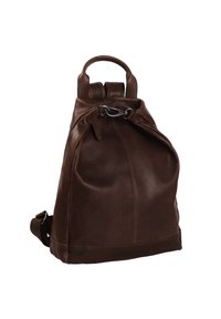 Sac à dos en cuir marron avec une texture lisse, de forme arrondie, deux bretelles et une poignée supérieure. Inclut une fermeture resserrée et du matériel en métal.