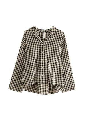 Czarna i beżowa koszula w kratę z guzikami, z kołnierzykiem, długimi rękawami i bocznymi rozcięciami. Wykonana z tkanej tkaniny o miękkiej teksturze.