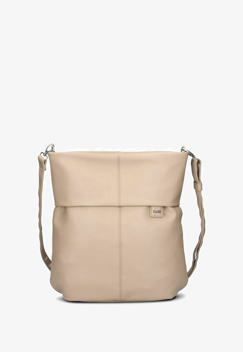 Bolso de hombro de cuero beige con parte superior plegada, correa ajustable y una pequeña etiqueta con el logo. Textura suave y diseño minimalista.