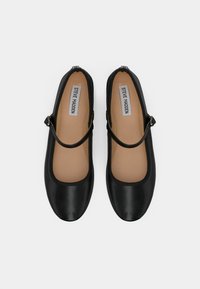 Ballerine Mary Jane in pelle nera con punta arrotondata, caratterizzate da una sottile fascia sul collo del piede. Interno con soletta color cuoio. Design semplice.