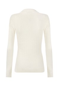 Sweter o kolorze kremowym, z ribbowanym splotem, z długimi rękawami i klasycznym kołnierzem. Tkanina ma fakturowany wzór z delikatnymi szczegółami w formie splotu.