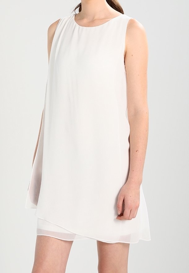 Bílé bezramínkové šaty vyrobené z průhledné tkaniny, s kulatým výstřihem a asymetrickým lemem s vrstvami textury.
