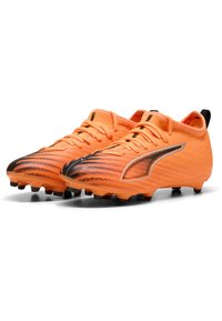 Oranje voetbalschoenen met een gestructureerde bovenkant, zwarte accenten en een slank ontwerp. Voorzien van een veterSluiting en een rubberen zool met noppen.
