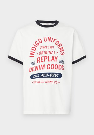 Wit katoenen T-shirt met navy kraag en boorden, voorzien van rode en blauwe grafische tekst, waaronder "INDIGO UNIFORMS" en "BEL 423-9251."
