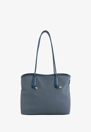 Sac fourre-tout texturé bleu avec deux longues bandoulières et des détails en métal doré sur un fond blanc.