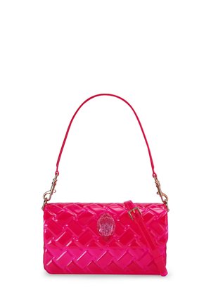 Sac à main matelassé rose vif avec une finition brillante, des fermoirs dorés et un emblème en forme de coquille Saint-Jacques sur le rabat avant.