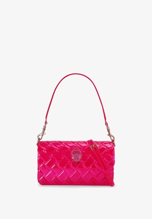 Borsa trapuntata di un rosa acceso con finitura lucida, chiusure in tono oro e un emblema a forma di conchiglia sulla patta frontale.