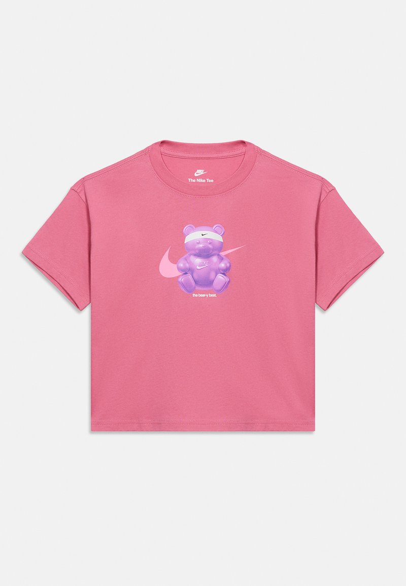 Ροζ κοντομάνικο μπλουζάκι Nike με μια μοβ αρκουδάκι ζελεδάκι που φοράει άσπρη κορδέλα, το λογότυπο Nike και το κείμενο "the beary best" στο μπροστινό μέρος.