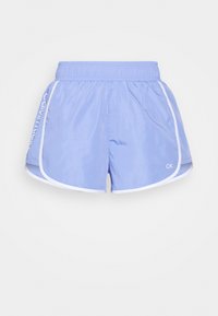 Pantalones cortos deportivos azules con un acabado brillante, con ribetes blancos, cintura elástica y el logo de "Calvin Klein" en el costado.