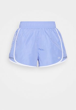 Pantalones cortos deportivos azules con un acabado brillante, con ribetes blancos, cintura elástica y el logo de "Calvin Klein" en el costado.