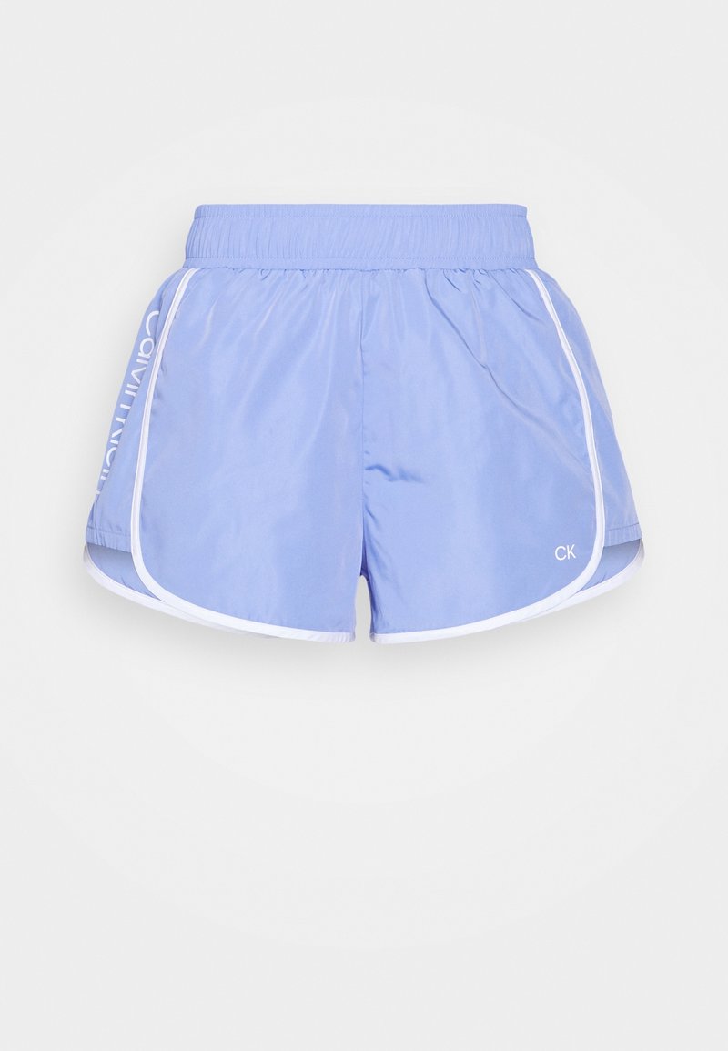 Pantalones cortos deportivos azules con un acabado brillante, con ribetes blancos, cintura elástica y el logo de "Calvin Klein" en el costado.