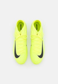 Cizme de fotbal galbene neon cu o suprafață texturată, swoosh-ul negru Nike și șireturi contrastante. Prezintă un design aerodinamic pentru performanță.