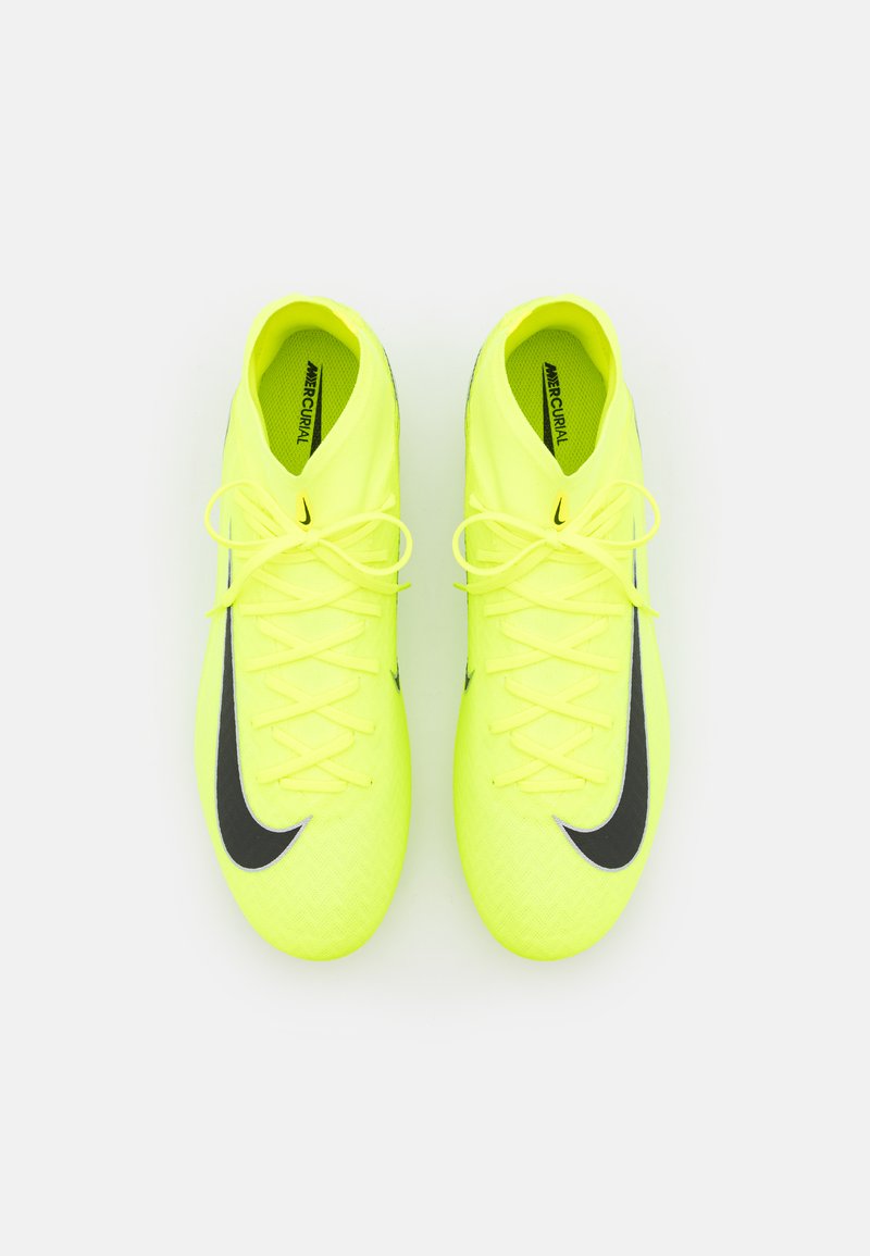 Chaussons de football jaune néon avec une surface texturée, un swoosh noir de Nike et des lacets contrastants. Présente un design épuré pour la performance.