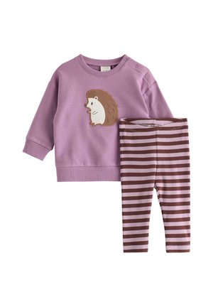 Lilla langærmet trøje til småbørn med pindsvineprint kombineret med lilla og brunstribede leggings.