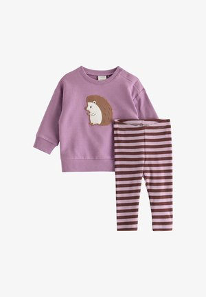 Lilla langærmet trøje til småbørn med pindsvineprint kombineret med lilla og brunstribede leggings.