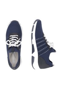 Marinefarbene Sportschuhe mit einem atmungsaktiven Mesh-Obermaterial, weißen Schnürsenkeln, kontrastierenden schwarzen Akzenten und einer gepolsterten weißen Sohle.