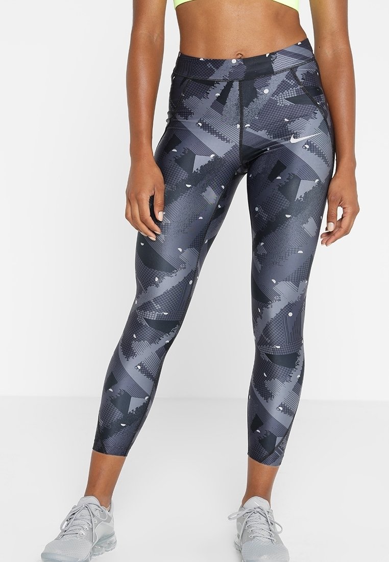 Legginsy w czarno-szare wzory z wysokim stanem, charakteryzujące się geometrycznymi akcentami i gładką, elastyczną strukturą materiału.