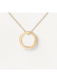 Collana d'oro con un pendente circolare liscio e lucido che pende da una sottile catena a maglie su uno sfondo bianco.