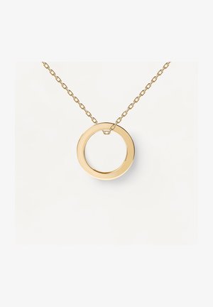 Collana d'oro con un pendente circolare liscio e lucido che pende da una sottile catena a maglie su uno sfondo bianco.
