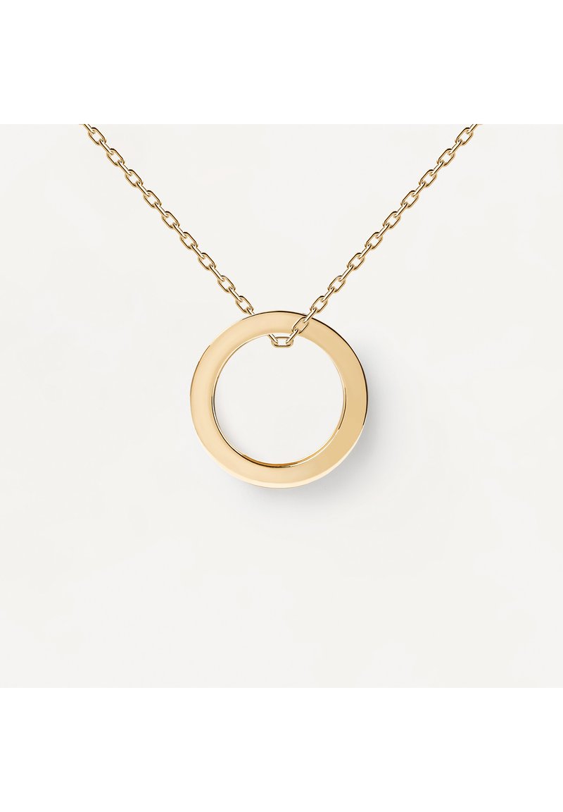 Collana d'oro con un pendente circolare liscio e lucido che pende da una sottile catena a maglie su uno sfondo bianco.