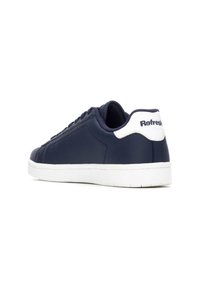 Zapatillas azul marino con parte superior sintética suave, suela de goma blanca y un tirador en el talón de contraste blanco con el logotipo. Diseño con cordones y detalles de costura.