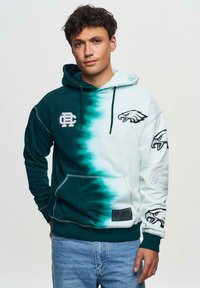 Grön och vit tie-dye hoodie med en framficka, med Philadelphia Eagles-logotypen och broderad text på vänster bröst.