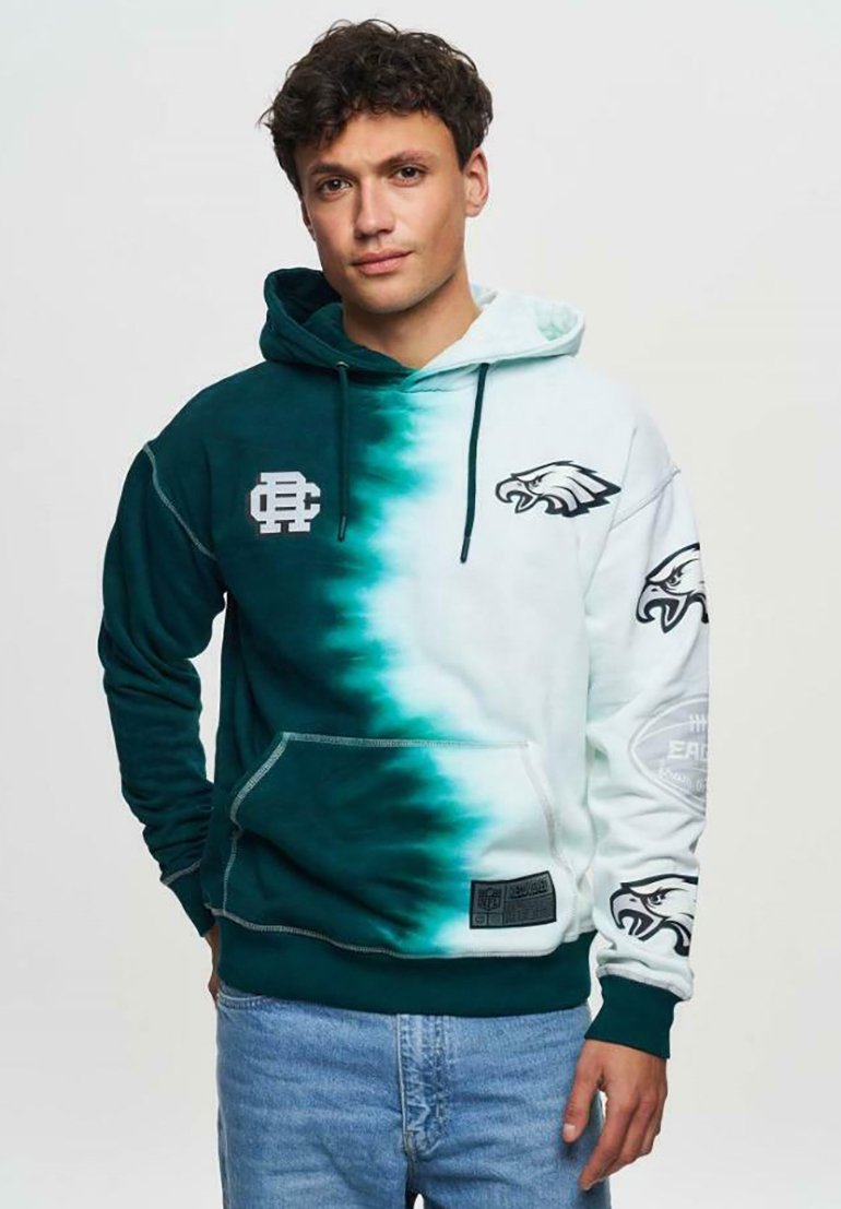 Grön och vit tie-dye hoodie med en framficka, med Philadelphia Eagles-logotypen och broderad text på vänster bröst.