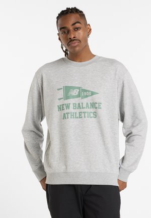 Grijze sweatshirt van een katoenmix. Voorzien van groene grafische tekst "NEW BALANCE ATHLETICS" en een vlaggenontwerp. Ribgebreide mouwen en zoom.