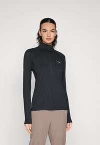 Fekete, cipzáros, hosszú ujjú felső magas gallérral, nedvességelvezető anyagból készült, slim fit szabással és emblémával a mellen.