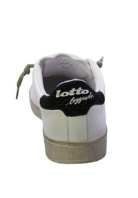 Sneaker bianca con suola testurizzata, tacco in suede nero e logo ricamato sul retro. I lacci sono di un beige chiaro, creando un contrasto.