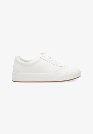 Sneaker en cuir blanc avec un bout rond, un design à lacets plat, un col rembourré et une semelle en caoutchouc naturel. Surface lisse avec un minimum de coutures.