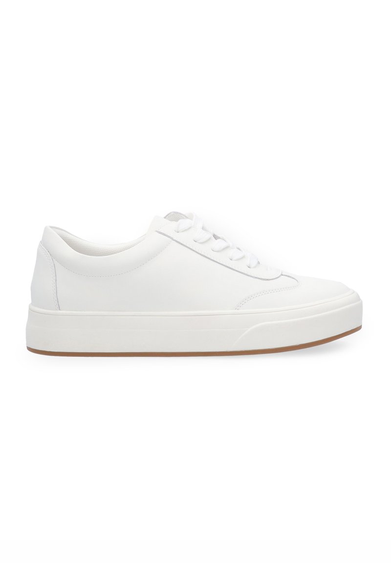 Weiße Leder-Sneaker mit runder Zehenpartie, flachem Schnürdesign, gepolstertem Kragen und Gummisohle. Glatte Oberfläche mit minimaler Naht.