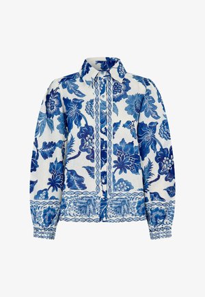 Camisa floral azul y blanca, de manga larga, con diseño de botones, tela texturizada, con patrones florales intrincados y bordes en todo el tejido.