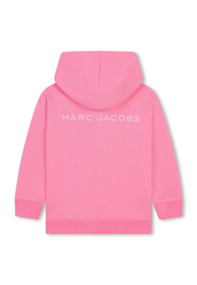 Hoodie rosa in cotone, con cappuccio e polsini a costine. Sul retro è presente la scritta "MARC JACOBS" in lettere bianche in rilievo.