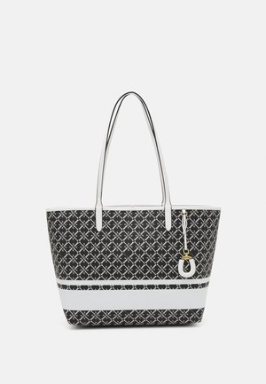 Torba typu tote w czarno-biały wzór z długimi białymi uchwytami i białym poziomym paskiem blisko podstawy, z małym zawieszonym charmsem.