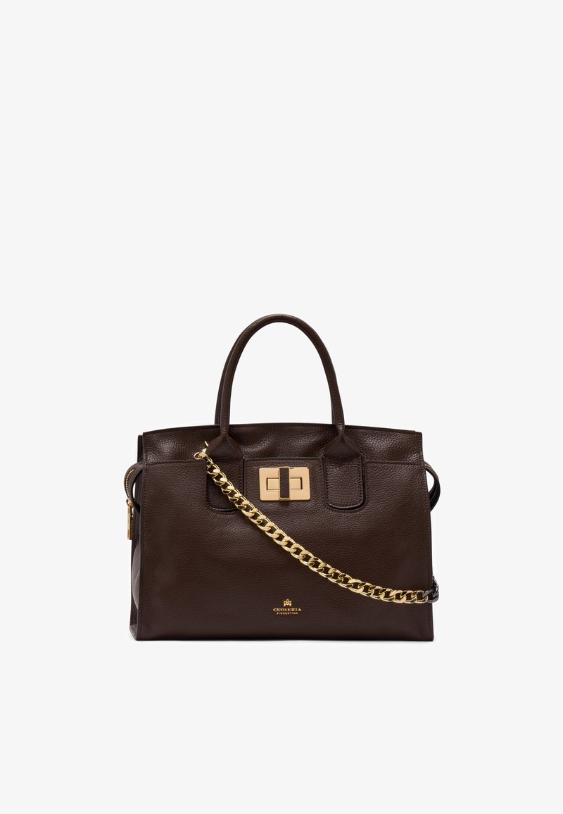 Sac à main en cuir marron foncé avec deux poignées supérieures, fermoir rectangulaire doré et une bandoulière chaîne dorée en diagonale sur le devant.