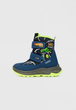 Botas infantis azuis e pretas com detalhes em verde néon, dois fechos de Velcro e um gráfico de camião-monstro na lateral. Sola de borracha texturizada.