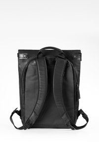 Schwarzer Leder-Rucksack mit gepolsterten, verstellbaren Schulterriemen und Tragegriff oben, von hinten vor weißem Hintergrund gezeigt.