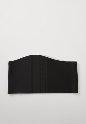 Bandeau de cyclisme noir avec une texture lisse, doté d'un bord supérieur incurvé et d'un logo discret gris foncé sur le côté.