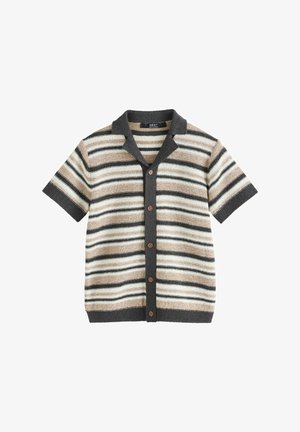 Camicia a maniche corte a righe beige, crema e nera con colletto rigido scuro e bottoni marroni sul davanti. Tessuto morbido e testurizzato.