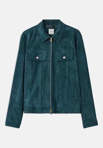 Veste en daim teal avec un col, fermeture éclair, poches avant et quincaillerie argentée. Présente des panneaux verticaux et une texture lisse.