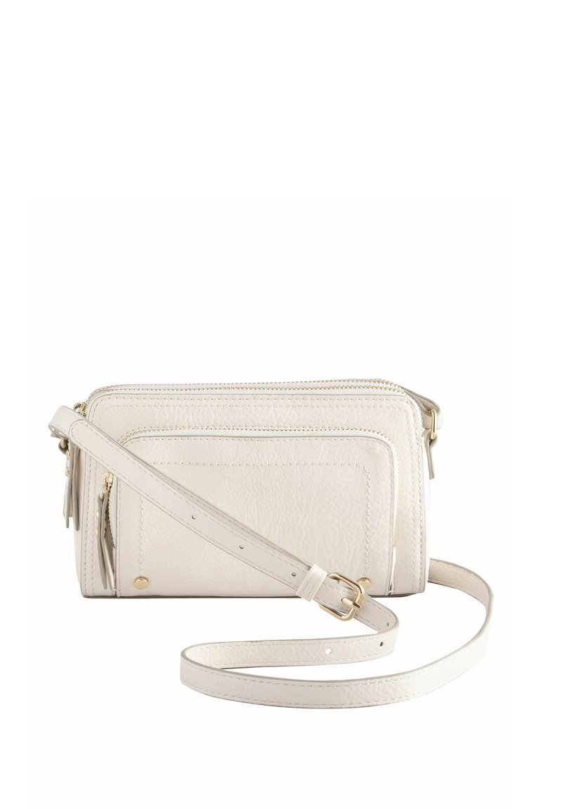 Bolso cruzado de cuero blanco con un acabado texturizado, que presenta dos compartimentos con cremallera, una correa ajustable y acentos de hardware en tono dorado.