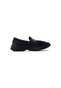 Scarpa sportiva nera con tomaia in rete, suola in gomma e una cinghia decorativa. Presenta una punta arrotondata e pannelli laterali texturizzati per una migliore aderenza.