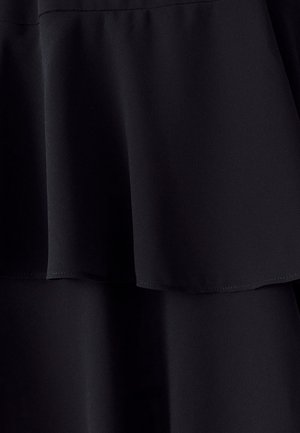 Černá vrstvená látka s jemnou texturou. Disponuje průhlednou vrchní vrstvou a olemovanými okraji, které vytvářejí plynulý siluetu.