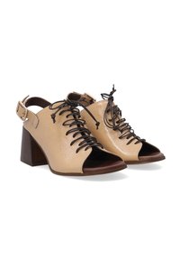 Beige offene Schuhe mit Absatz und strukturiertem Material, mit braunem Schnürdetails und einem Holzblock-Absatz. Schnalle am Knöchel.