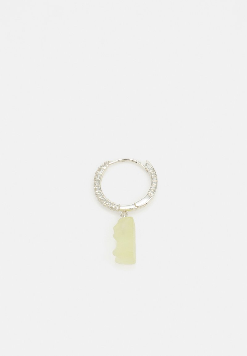 Los pendientes de aro de plata cuentan con una banda texturizada y un colgante translúcido de color verde claro con un borde dentado, lo que añade dimensión y contraste.